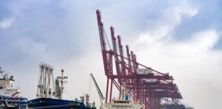 Експорт російської нафти рекордно скоротився: як це вплинуло на Кремль