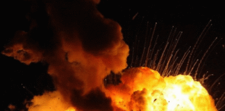 Донецьк атакували десятки БпЛА: у місті лунали вибухи, а у кількох районах зникло світло (відео)