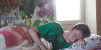 Яка звичка перед сном призводить до фатальних наслідків? Ми всі це робимо