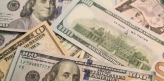 Долар дешевшає, євро йде вгору: який курс в обмінниках