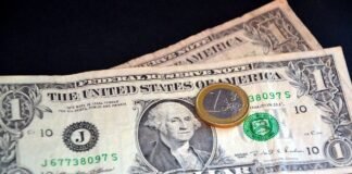 Долар наближається до найбільшого тижневого падіння за чотири місяці, – Reuters