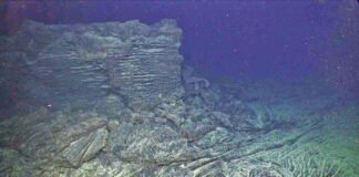 Один із найактивніших вулканів Тихого океану грає в хованки: що він витворяє