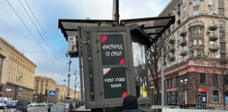 На Хрещатику демонтовано першу тимчасову споруду, що працювала з 2009 року (фото)