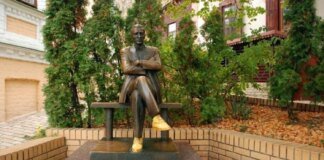 У Києві демонтують пам'ятник Булгакову, Ахматовій та декомунізують ще 13 об'єктів