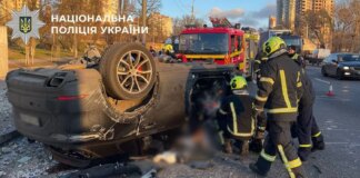 Моторошна ДТП у Києві: водій Porsche влетів у бетонну огорожу і загинув