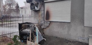У Києві горів генератор, вогонь перекинувся на фасад будинку: показали наслідки