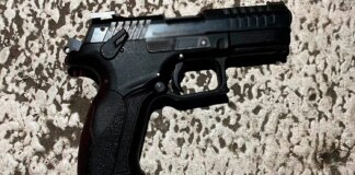 Погрожували пістолетом таксисту та змушували виконувати вказівки: двом чоловікам у Києві повідомили про підозру