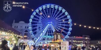 Колесо огляду на Подолі У Києві припинило роботу: власник розпочав демонтаж на вимогу прокуратури