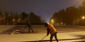 У Києві засніжило: на вулиці вийшла спецтехніка і комунальники