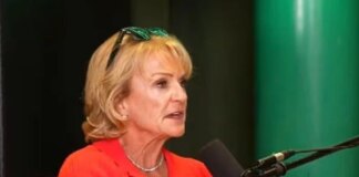 Мати Пола хотіла вдарити промоутера бою свого сина