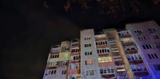 Росіяни влучили у житловий будинок у Чернігові: частина міста залишилась без світла (фото)