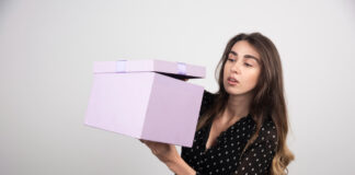 Жінка відкрила подарункову коробку з 1990-х і не повірила своїм очам від знахідки (фото)