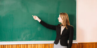 Вчителям збільшать зарплати вже з 1 січня: уряд ухвалив рішення