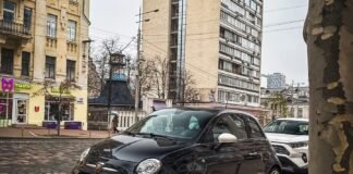 Кишенькова ракета: у Києві помітили мініатюрний заряджений спорткар із Італії (фото)