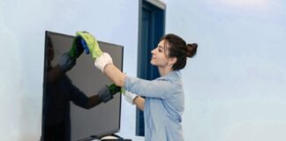 Чим не можна протирати екран телевізора та монітора та як це зробити правильно