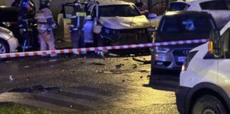 “Не може встати”: у Москві знову підірвали авто поруч з відділком поліції, є постраждалі (відео)