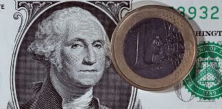 НБУ трохи знизив курс долара і євро