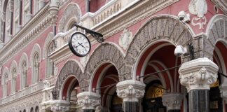 НБУ трохи знизив курс долара