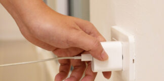 Фахівець розповів, чи можна залишати зарядку телефона в розетці