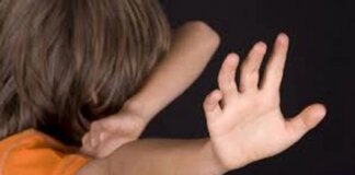 Зв’язувала, морила голодом, била ногами і різала: у Києві жінка отримала підозру у катуванні 9-річного сина