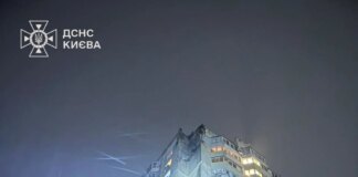 Російський дрон уночі влучив у багатоповерхівку в Києві: показали наслідки
