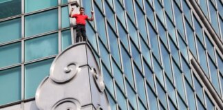 Скелелаз з США піднявся на 500-метровий хмарочос без страховки