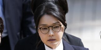 Колишню першу леді Південної Кореї засуджено до 20 місяців тюрми