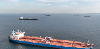 Танкери застрягли в морі після відмови Індії від російської нафти – Bloomberg