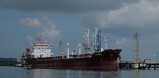 Індія обіцяє зменшувати закупівлі російської нафти, постачання падають