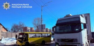 На столичній Кільцевій дорозі маршрутку відкинуло на вантажівку після зіткнення з фурою, є постраждалі