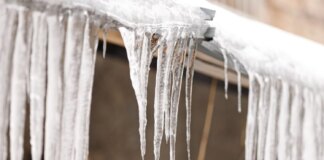 У Києві через потепління зростає ризик падіння бурульок – рятувальники озвучили поради