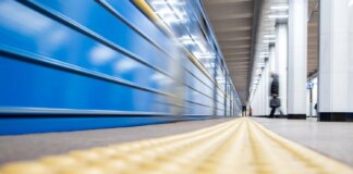 На станції метро "Теремки" у Києві пошкодження стелі через обстріли