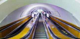 На столичній станції метро “Вокзальна” одяг пасажирки затягнуло в ескалатор