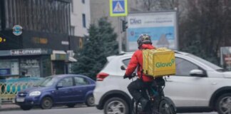 Масовий збій у Glovo: сервіс списав тисячі гривень «чайових» з карток клієнтів