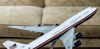 Літаки Air Force One отримають улюблене забарвлення Трампа