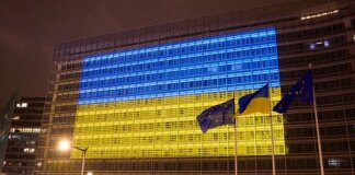 Будівля Єврокомісії засяяла синьо-жовтими кольорами до четвертої річниці великої війни