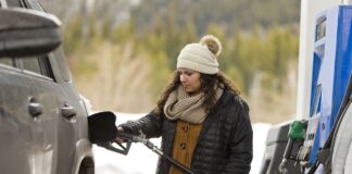 Погані дороги “вдарять” по кишенях водіїв? Як логістика формує ціну на бензин