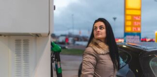 Ціни на АЗС б’ють рекорди: чому пальне дорожчає та чого чекати водіям далі