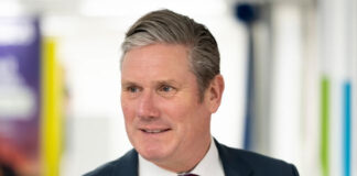 Уряд Британії готує закон щодо доступу дітей до соцмереж і регулювання ШІ-чат-ботів