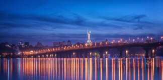 У КМДА спростували фейк про нові правила проїзду мостом Патона