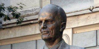 У Києві збили радянську символіку з пам'ятника Борису Патону