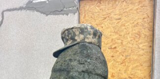 Українські військові евакуювали кам'яних баб із зони ударів рф на Запоріжжі