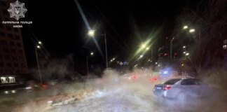 Столичний Голосіївській проспект залило гарячою водою, рух ускладнений