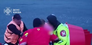 У Києві жінка з донькою опинилась на крижині посеред затоки Оболонь