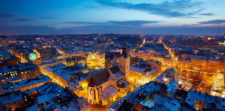 Російський безпілотник атакував Львів, є влучання