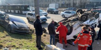 Peugeot зіткнувся з Tesla та перекинувся – ускладнено рух на виїзд з Києва