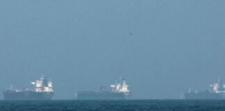 Біля Ормузької протоки скупчилися близько тисячі суден