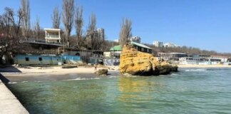 В Одесі море пожовкло та смердить: екологи попереджають про небезпеку (відео)