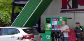 Ціновий шок на АЗС: у Кабміні пояснили, чому “паливний кешбек” став єдиним виходом