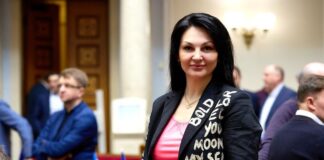 Суд відправив до в’язниці нардепку Марченко, яка викинула хабар за паркан